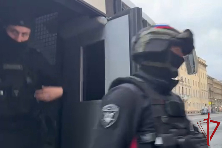 В Адмиралтейском районе при содействии сотрудников ОМОН Росгвардии прошел масштабный рейд по проверке соблюдения миграционного законодательства