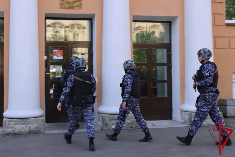 В Санкт-Петербурге сотрудники Росгвардии проверяют объекты образования в преддверии нового учебного года