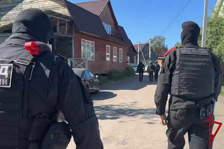 В Ленобласти сотрудники ОМОН Росгвардии оказали содействие полиции в проведении профилактического мероприятия