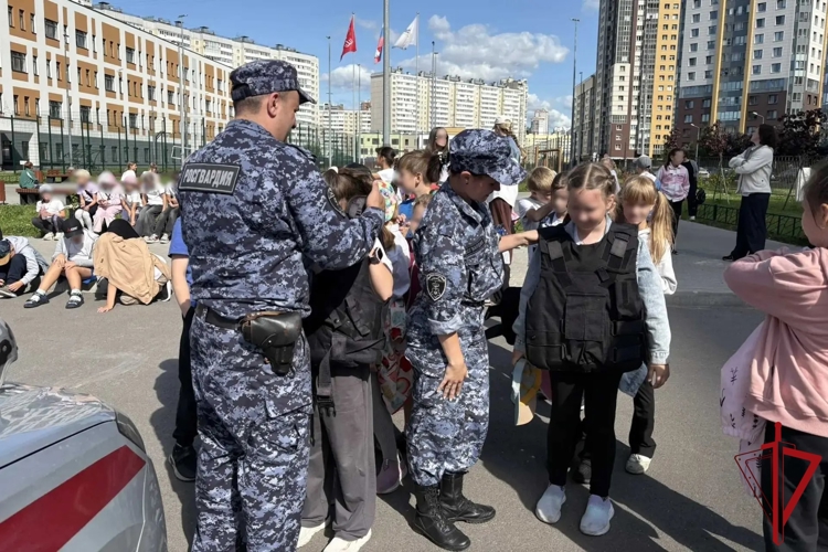 Сотрудники Росгвардии провели урок безопасности для воспитанников школьного лагеря