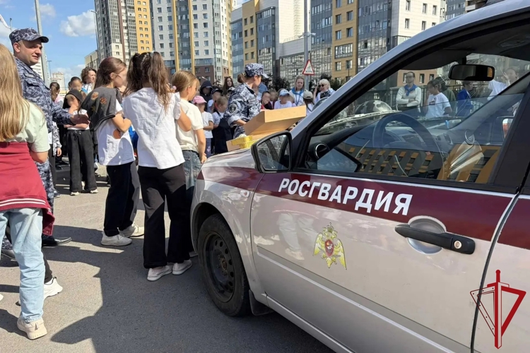 Сотрудники Росгвардии провели урок безопасности для воспитанников школьного лагеря