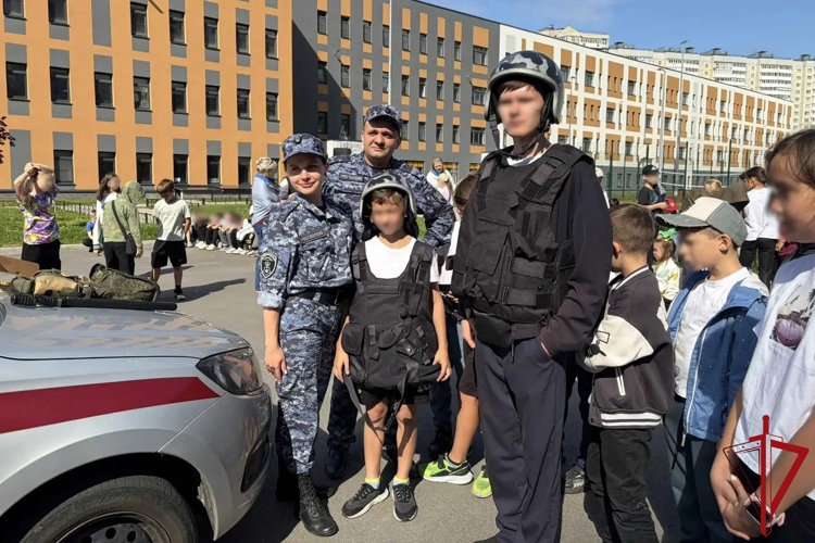Сотрудники Росгвардии провели урок безопасности для воспитанников школьного лагеря