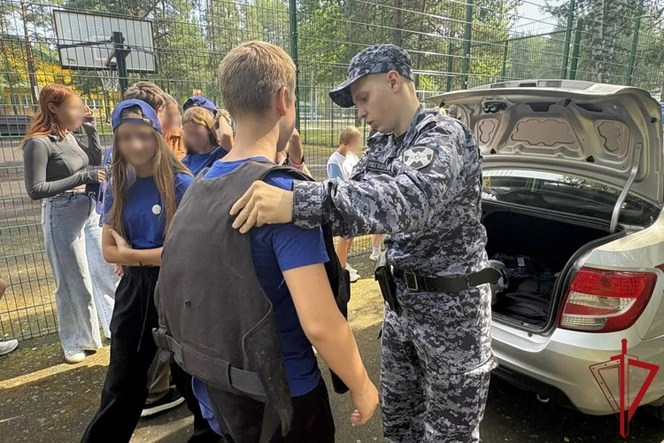В Санкт-Петербурге росгвардейцы провели урок безопасности для воспитанников лагеря «Дружных»