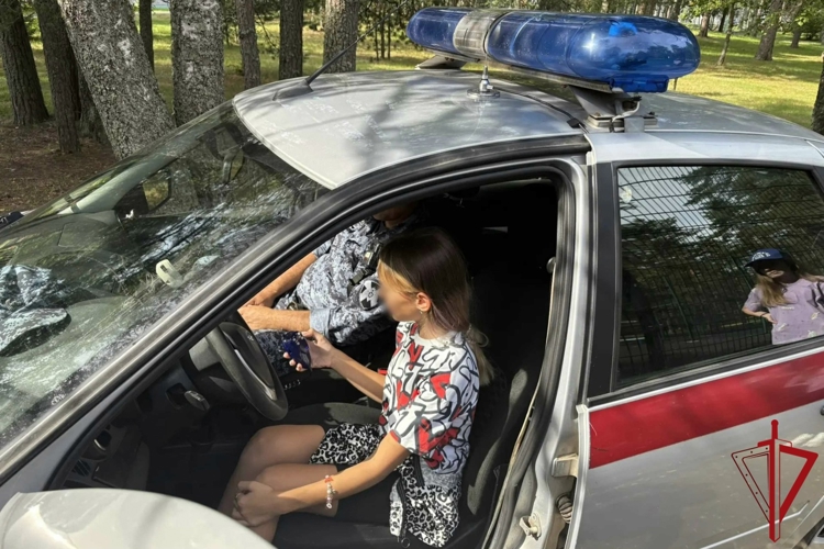 В Санкт-Петербурге росгвардейцы провели урок безопасности для воспитанников лагеря «Дружных»