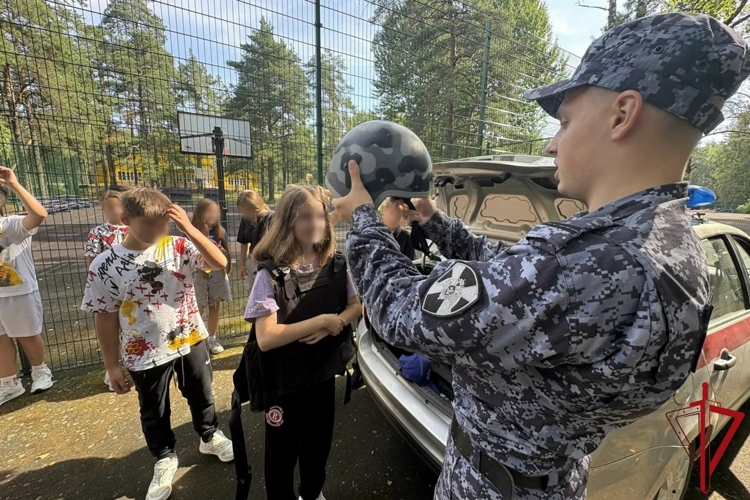 В Санкт-Петербурге росгвардейцы провели урок безопасности для воспитанников лагеря «Дружных»