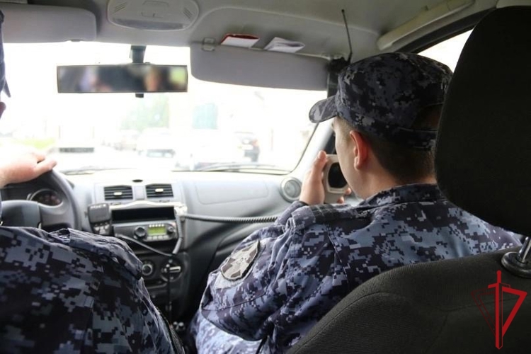 В Колпино сотрудники Росгвардии задержали вооруженного рецидивиста, угрожавшего убийством автовладельцу