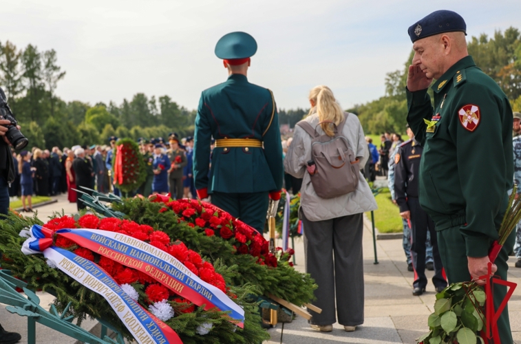 Представители Главного управления Росгвардии почтили память жертв блокады Ленинграда
