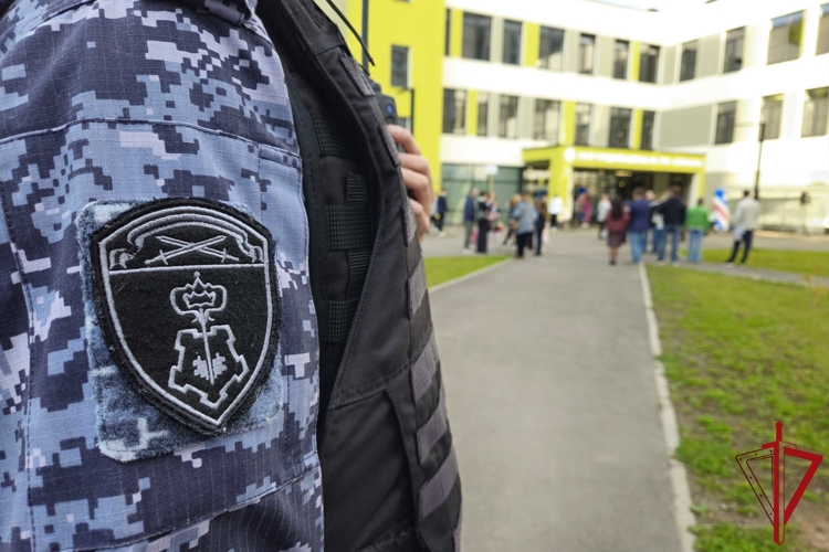 В Петербурге и Ленобласти сотрудники Росгвардии приняли участие в обеспечении правопорядка в День знаний