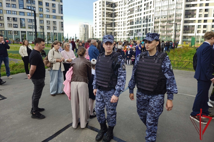 В Петербурге и Ленобласти сотрудники Росгвардии приняли участие в обеспечении правопорядка в День знаний