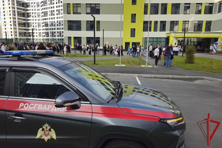 В Петербурге и Ленобласти сотрудники Росгвардии приняли участие в обеспечении правопорядка в День знаний