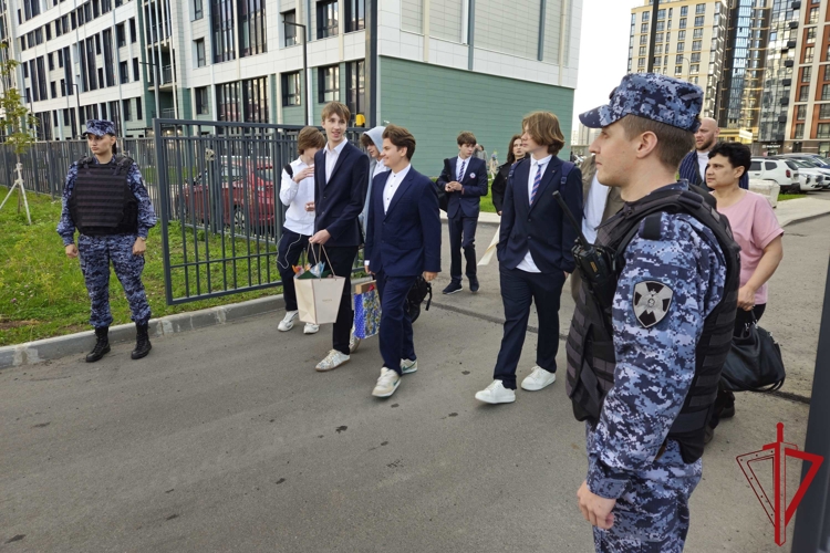 В Петербурге и Ленобласти сотрудники Росгвардии приняли участие в обеспечении правопорядка в День знаний