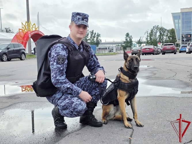 В Санкт-Петербурге сотрудники и военнослужащие Росгвардии обеспечили правопорядок при проведении футбольного матча "Зенит" - "Динамо Мх"