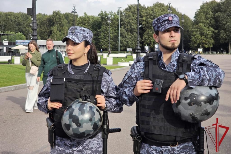 В Санкт-Петербурге сотрудники и военнослужащие Росгвардии обеспечили правопорядок при проведении футбольного матча "Зенит" - "Динамо Мх"