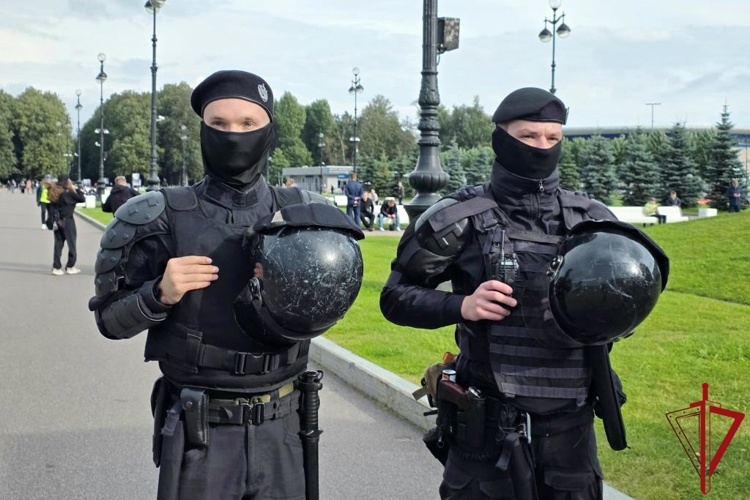 В Санкт-Петербурге сотрудники и военнослужащие Росгвардии обеспечили правопорядок при проведении футбольного матча "Зенит" - "Динамо Мх"