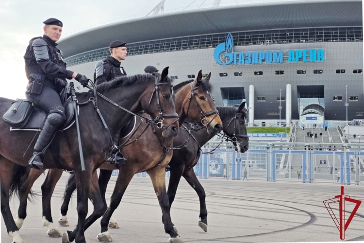 В Санкт-Петербурге сотрудники и военнослужащие Росгвардии обеспечили правопорядок при проведении футбольного матча "Зенит" - "Динамо Мх"