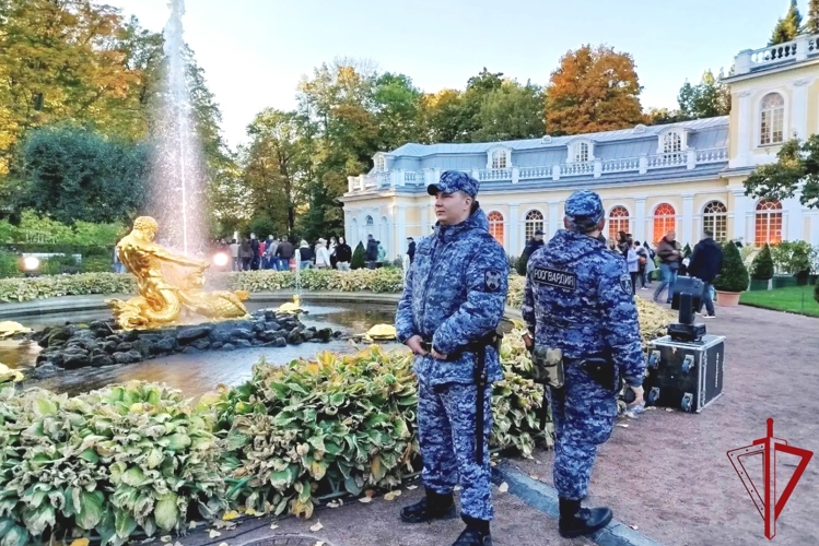 Сотрудники и военнослужащие Росгвардии приняли участие в обеспечении безопасности на Осеннем фестивале фонтанов в Петергофе
