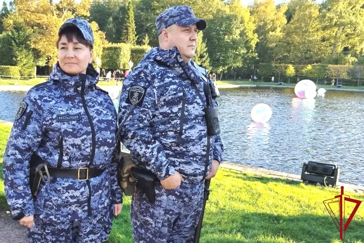 Сотрудники и военнослужащие Росгвардии приняли участие в обеспечении безопасности на Осеннем фестивале фонтанов в Петергофе