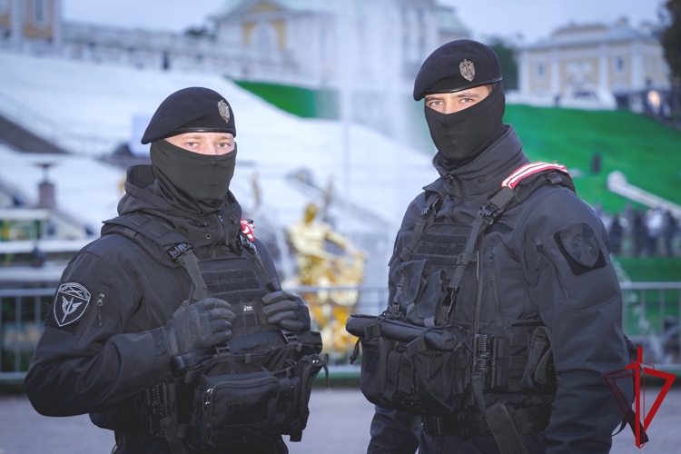 Сотрудники и военнослужащие Росгвардии приняли участие в обеспечении безопасности на Осеннем фестивале фонтанов в Петергофе