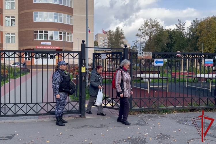 Сотрудники Росгвардии приняли участие в обеспечении правопорядка и безопасности в Единый день голосования в Санкт-Петербурге и Ленобласти