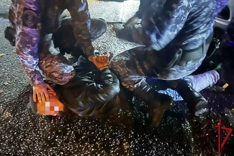 В Выборгском районе сотрудники Росгвардии задержали участника конфликта в баре, подозреваемого в стрельбе из "травматики"