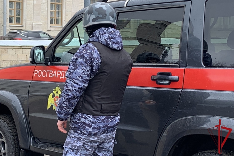 В Кингисеппе сотрудники Росгвардии задержали правонарушителя, нанесшего травму лица посетителю ресторана