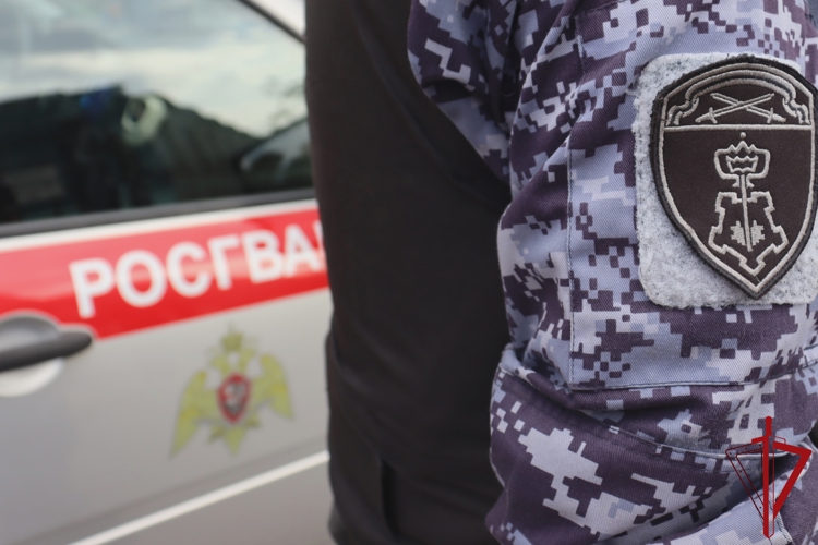 В Калининском районе сотрудники Росгвардии организовали эвакуацию студентов из задымленных помещений общежития