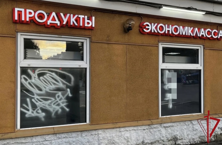 В Калининском районе сотрудники Росгвардии задержали вандала, рисовавшего граффити на фасаде дома