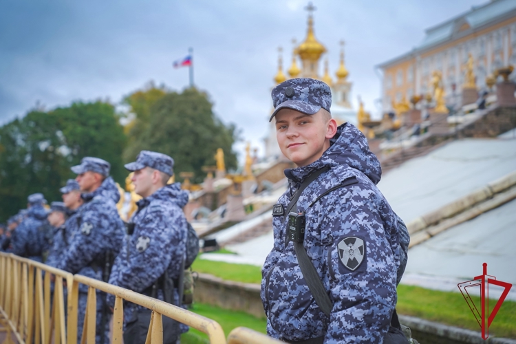 Сотрудники и военнослужащие Росгвардии приняли участие в обеспечении безопасности на Осеннем фестивале фонтанов в Петергофе