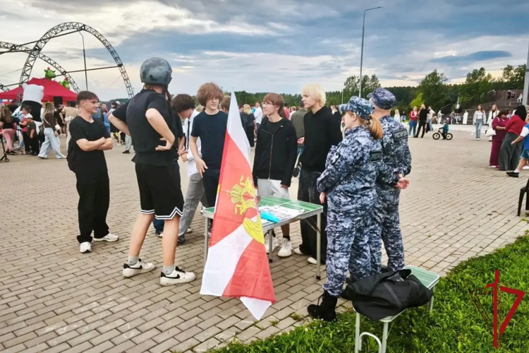 В Киришах сотрудники Росгвардии приняли участие в фестивале, посвященном Дню знаний