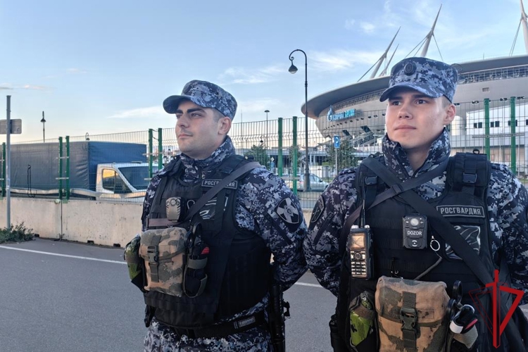 В Санкт-Петербурге сотрудники и военнослужащие Росгвардии обеспечили правопорядок при проведении футбольного матча "Зенит" - "Динамо Мх"