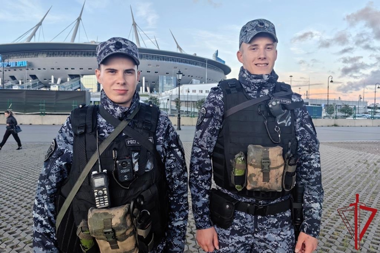 В Санкт-Петербурге сотрудники и военнослужащие Росгвардии обеспечили правопорядок при проведении футбольного матча "Зенит" - "Динамо Мх"