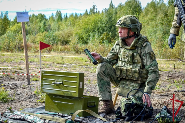 Взрывотехник ОМОН "Бастион" завоевал "серебро" на конкурсе групп разминирования Росгвардии