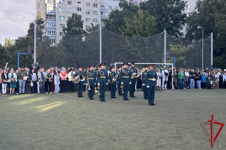 В Невском районе сотрудники и ветераны ОМОН "Балтика" Росгвардии приняли участие в мероприятии, посвященном Дню знаний