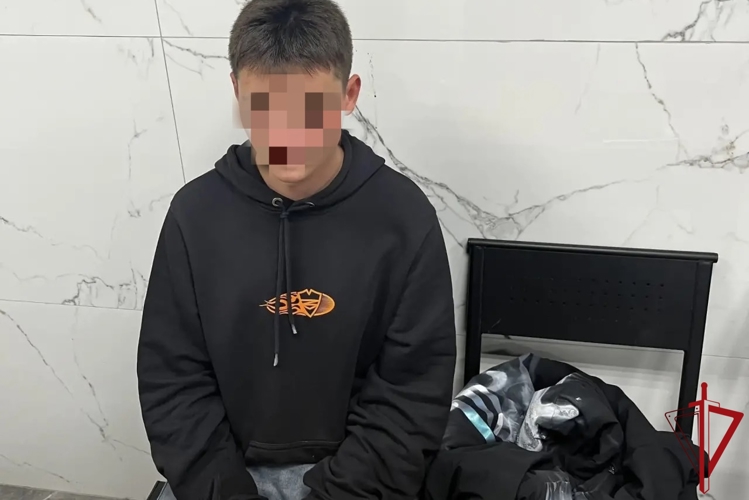 В Калининском районе сотрудники Росгвардии задержали вандала, рисовавшего граффити на фасаде дома