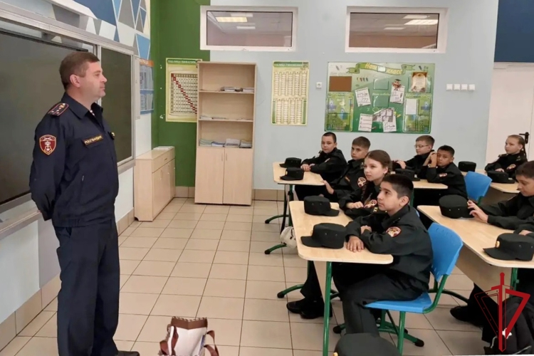 Во Всеволожском районе сотрудники вневедомственной охраны приняли участие в церемонии открытия кадетского класса Росгвардии