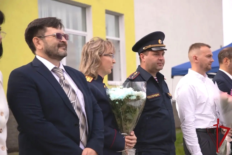 Во Всеволожском районе сотрудники вневедомственной охраны приняли участие в церемонии открытия кадетского класса Росгвардии
