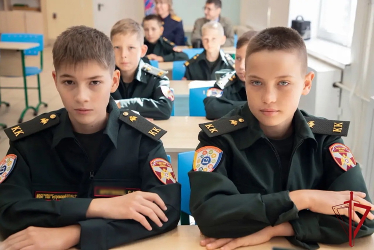 Во Всеволожском районе сотрудники вневедомственной охраны приняли участие в церемонии открытия кадетского класса Росгвардии
