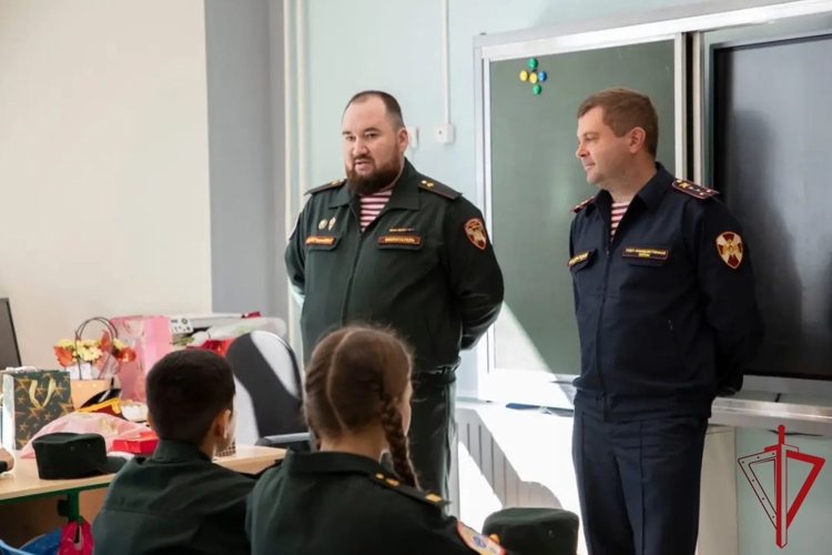 Во Всеволожском районе сотрудники вневедомственной охраны приняли участие в церемонии открытия кадетского класса Росгвардии