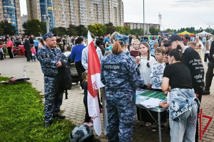 В Киришах сотрудники Росгвардии приняли участие в фестивале, посвященном Дню знаний