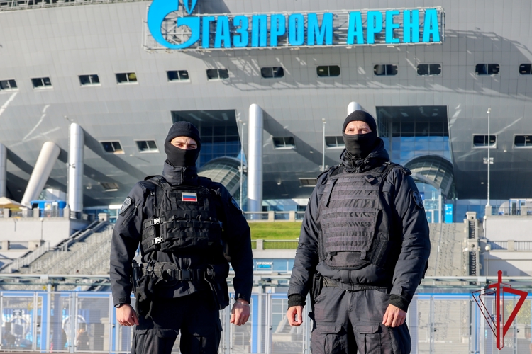 В Санкт-Петербурге сотрудники и военнослужащие Росгвардии обеспечили правопорядок на футбольном матче "Зенит" - "Ахмат"
