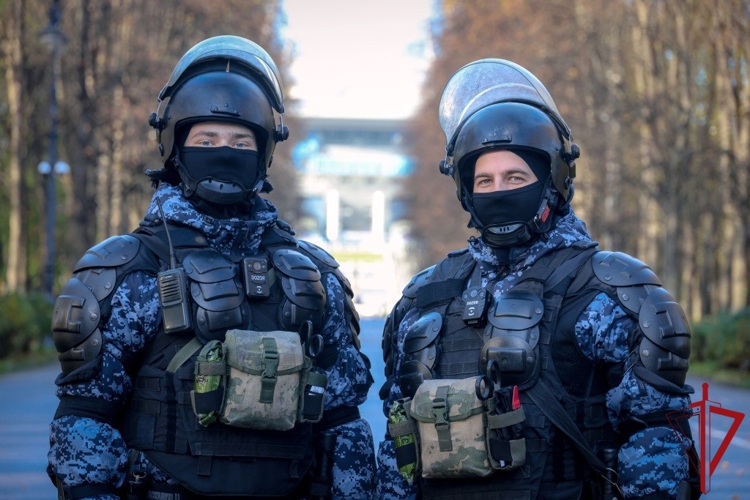 В Санкт-Петербурге сотрудники и военнослужащие Росгвардии обеспечили правопорядок на футбольном матче "Зенит" - "Ахмат"