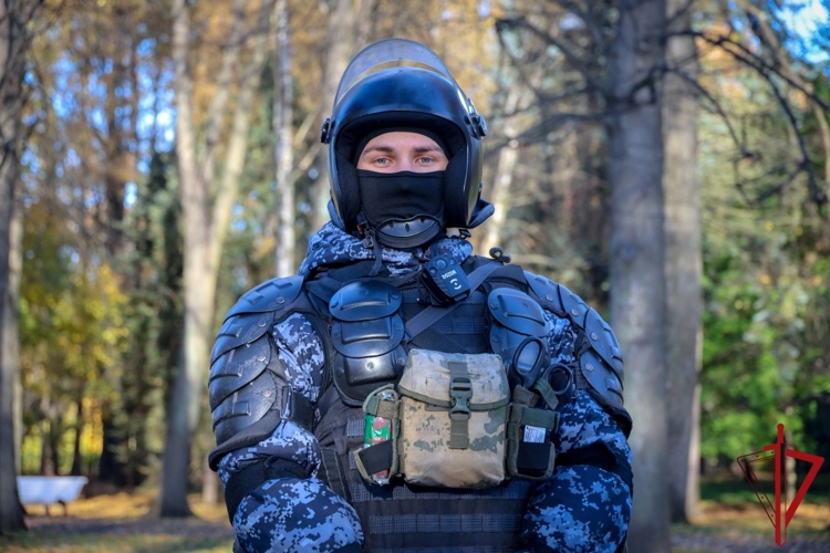 В Санкт-Петербурге сотрудники и военнослужащие Росгвардии обеспечили правопорядок на футбольном матче "Зенит" - "Ахмат"