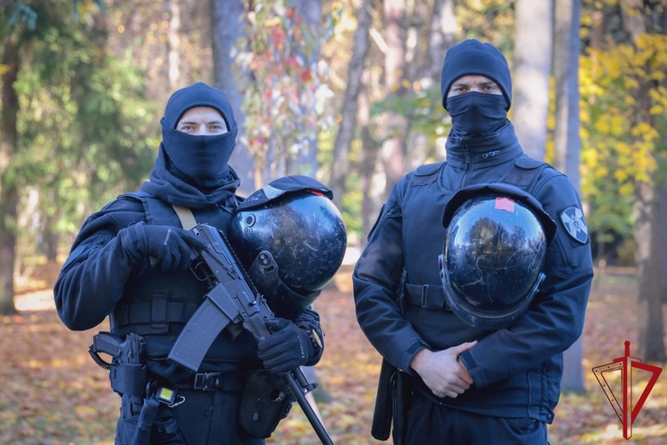 В Санкт-Петербурге сотрудники и военнослужащие Росгвардии обеспечили правопорядок на футбольном матче "Зенит" - "Ахмат"