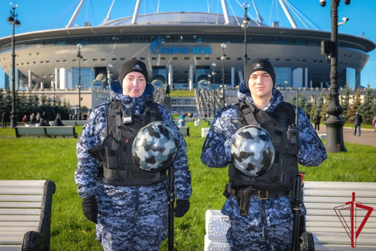 В Санкт-Петербурге сотрудники и военнослужащие Росгвардии обеспечили правопорядок на футбольном матче "Зенит" - "Ахмат"