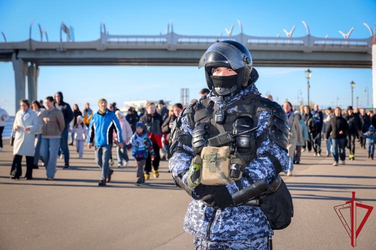 В Санкт-Петербурге сотрудники и военнослужащие Росгвардии обеспечили правопорядок на футбольном матче "Зенит" - "Ахмат"