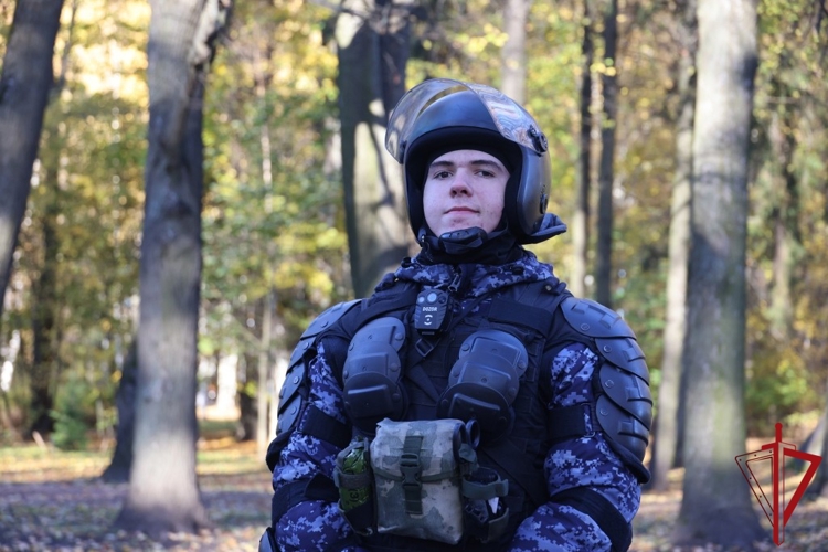 В Санкт-Петербурге сотрудники и военнослужащие Росгвардии обеспечили правопорядок на футбольном матче "Зенит" - "Ахмат"