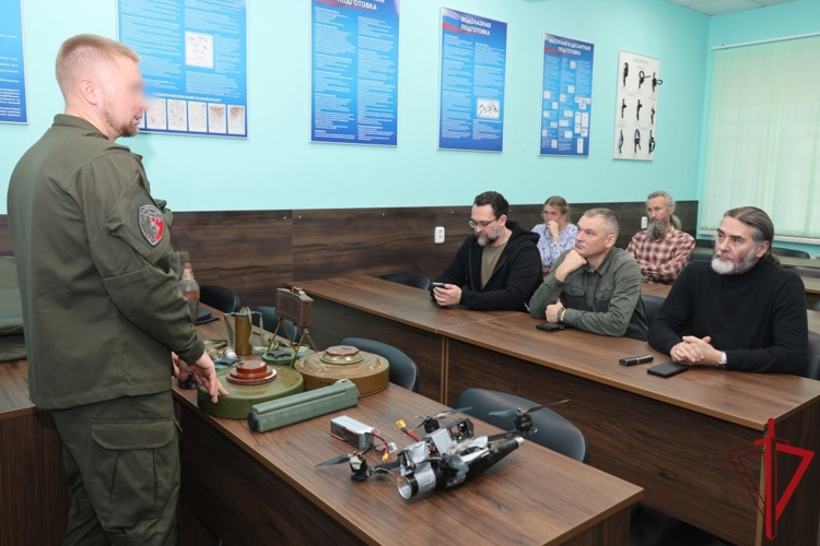 В СОБР «Гранит» провели занятия для священнослужителей, направляющихся в зону проведения СВО