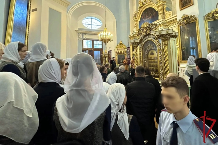 В Санкт-Петербурге сотрудники Главного управления Росгвардии приняли участие в молебне в Князь-Владимирском соборе