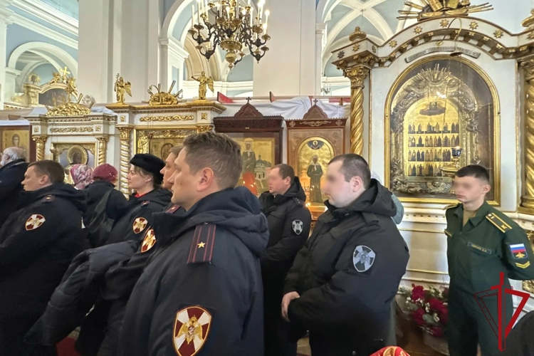 В Санкт-Петербурге сотрудники Главного управления Росгвардии приняли участие в молебне в Князь-Владимирском соборе