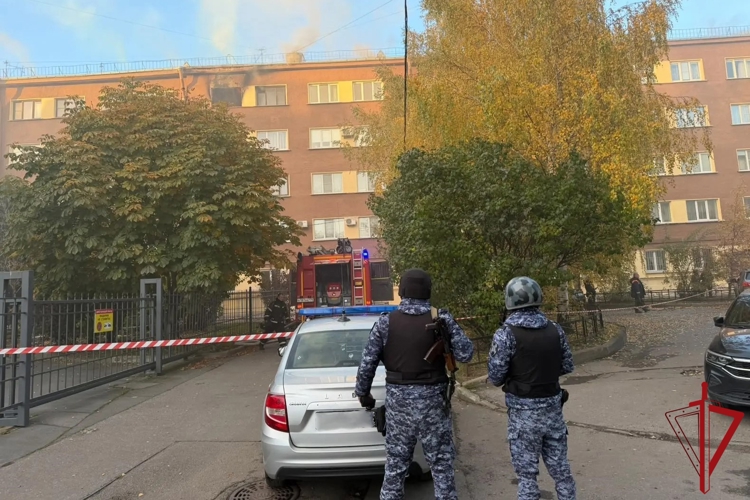 В Выборгском районе сотрудники Росгвардии эвакуировали жильцов дома, где в одной из квартир произошел взрыв газового баллона